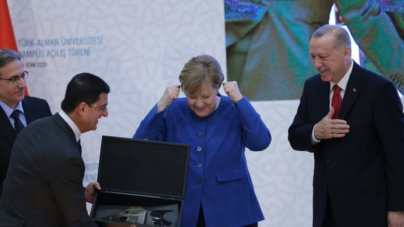 Erdoğan, Merkel'e sırçalı saray aynası ve miğfer hediye etti: İşte hediyelerin fiyatı