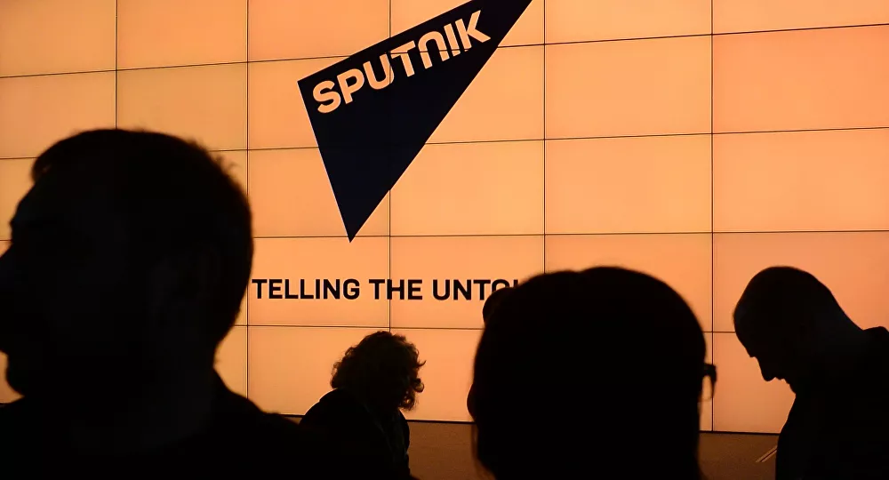 ‘Şehitler ölmez vatan bölünmez’ sloganları atan bir grup Sputnik çalışanlarına saldırdı