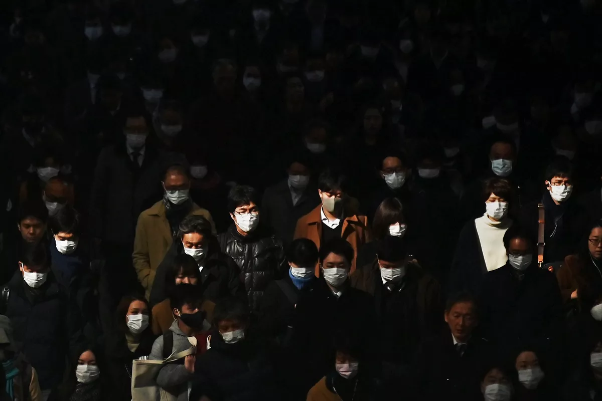Açık artırma düzenleyerek maske satan Japon siyasetçi özür diledi