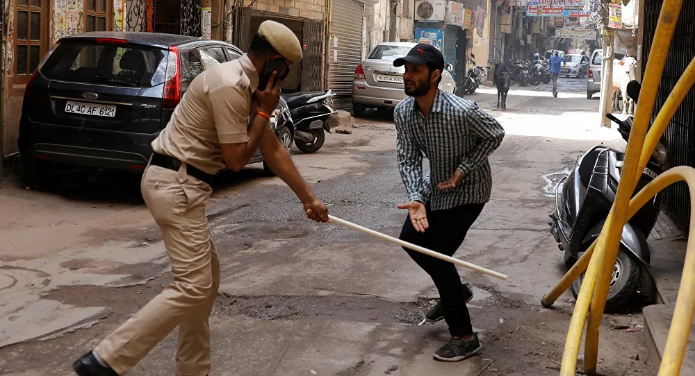 Hindistan'da sokağa çıkma yasağına uymayanlara polis sopayla müdahale etti