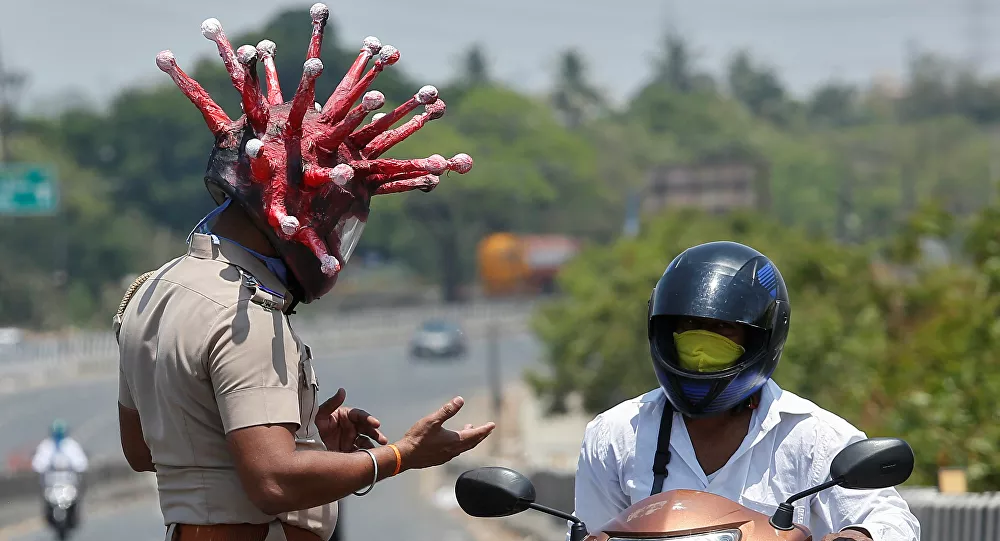 Hint polisinden 'koronavirüs kaskı'yla 'evde kal' çağrısı