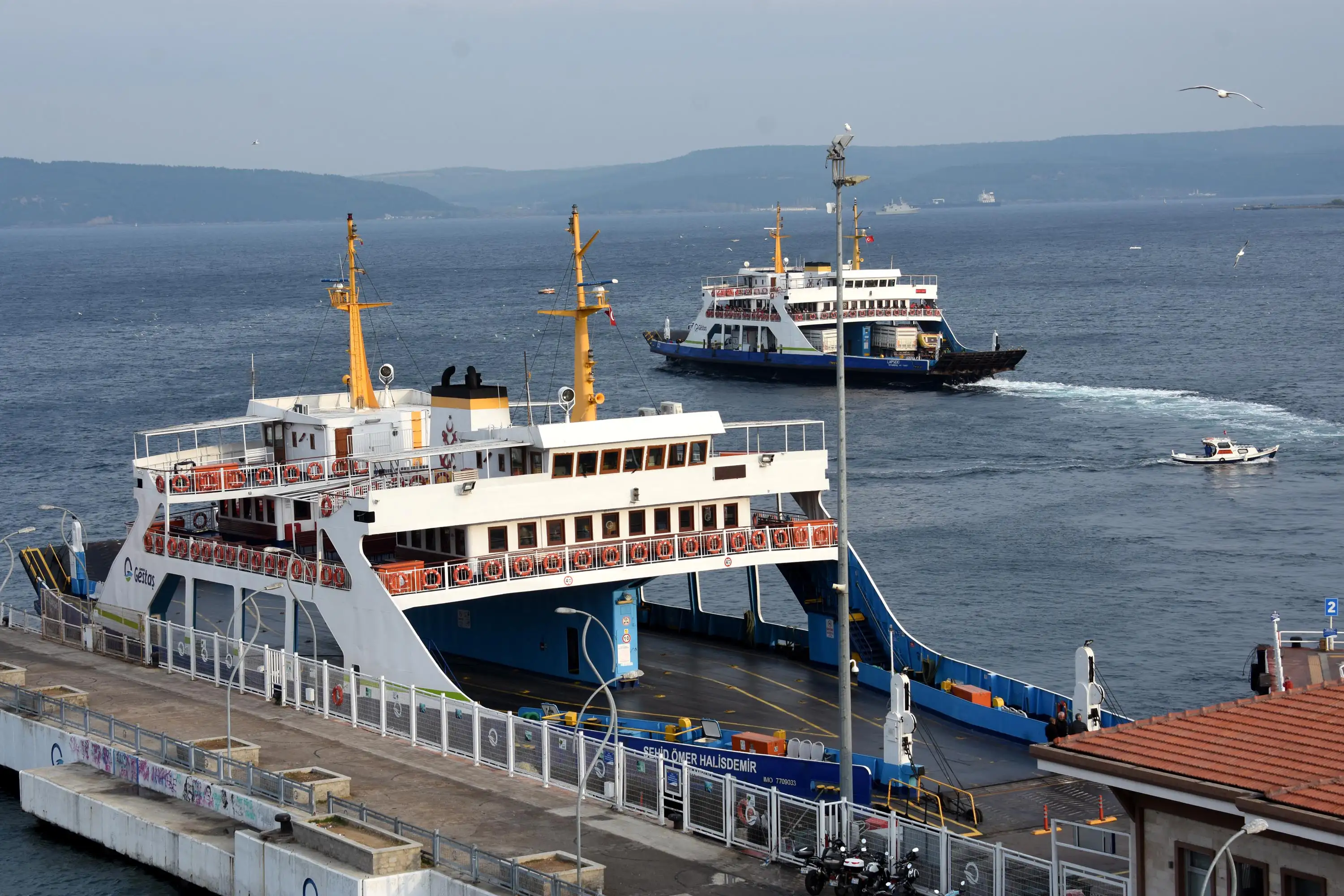 Güney Marmara'da feribot seferlerine fırtına engeli