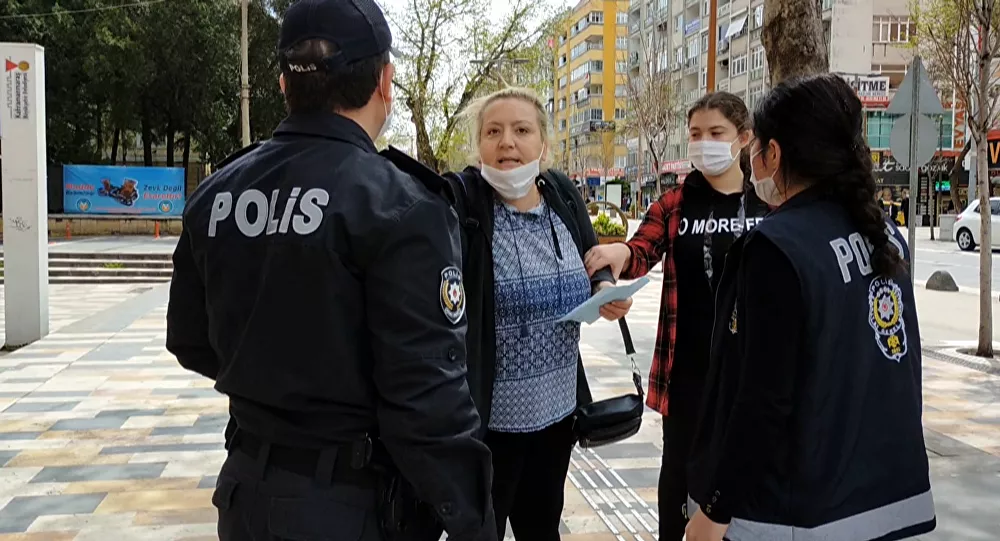 14 yaşındaki kızıyla sokağa çıktı: Polise direndi, gazetecileri tehdit etti