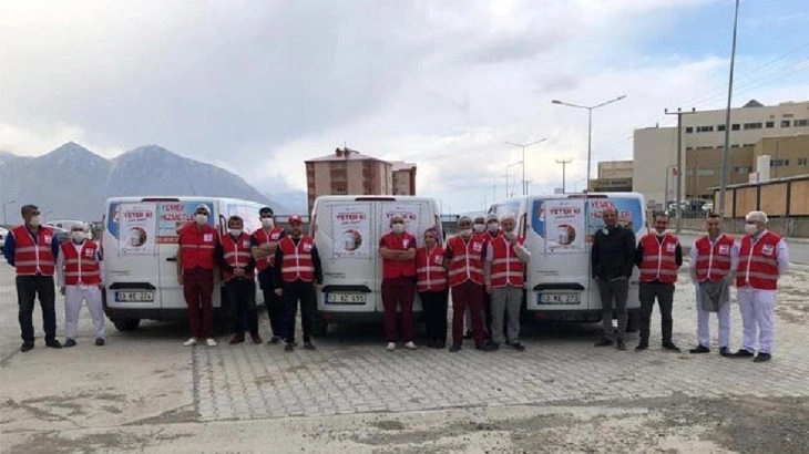 Karantina köylerine yardım ulaştırmayan Kızılay, AKP’li belediye ile yemek yardımı yaptı