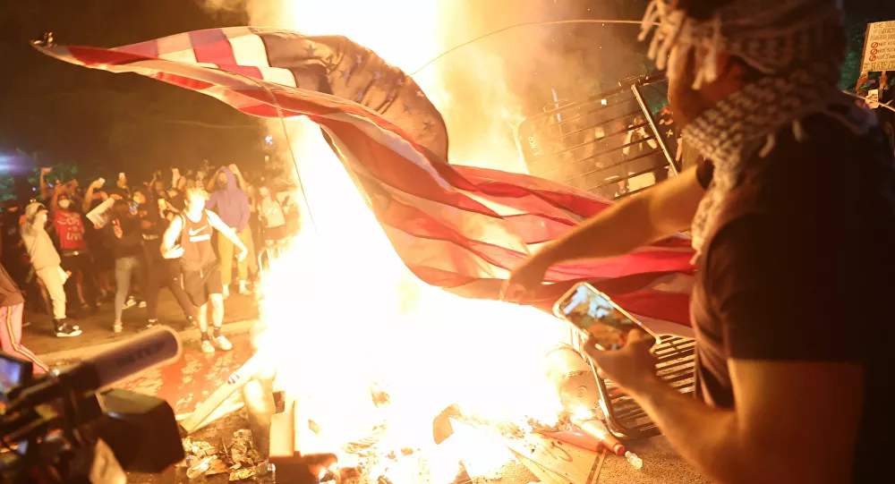 ABD'de George Floyd eylemleri sürüyor: Beyaz Saray yakınlarında ABD bayrağı yakıldı