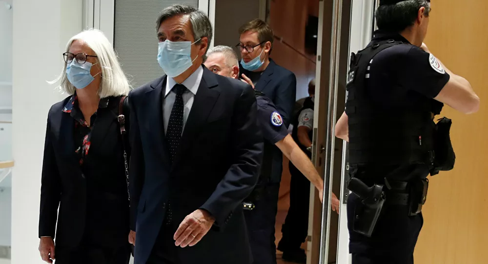Eşini yıllarca danışmanı olarak gösteren Fransa’nın eski Başbakanı Fillon'a 5 yıl hapis cezası