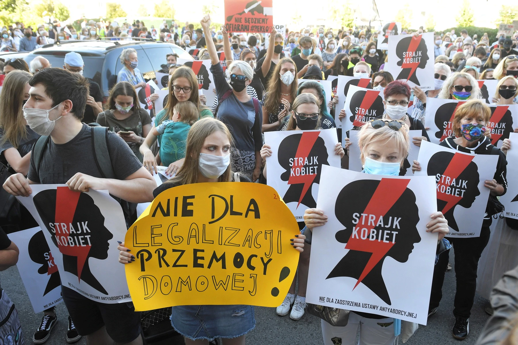 Polonya İstanbul Sözleşmesi'nden çekileceğini açıkladı... On binler protesto için sokaklarda
