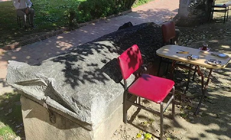 Taksi durağında yanına masa sandalye attıkları 2 bin yıllık lahit müzeye kaldırıldı