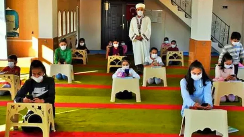 İnterneti olmayan öğrenciler için camiyi sınıfa çevirdi