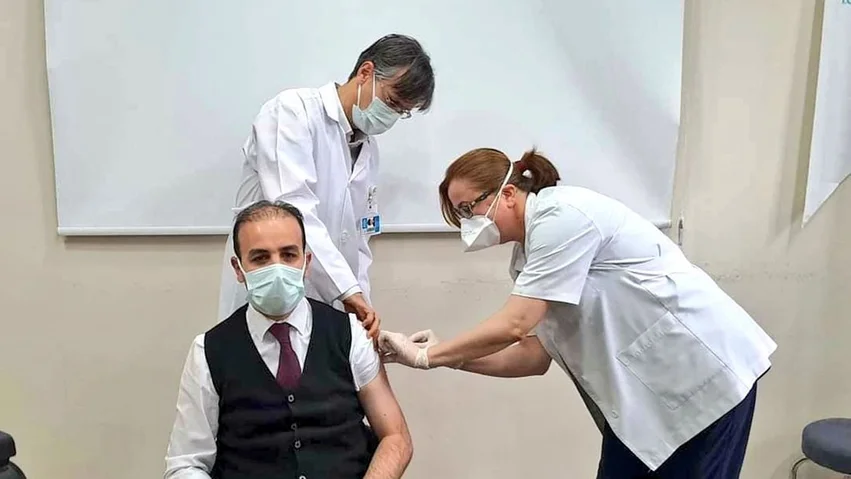 AKP'li Gültekin ve eşi koronavirüs aşısı oldu