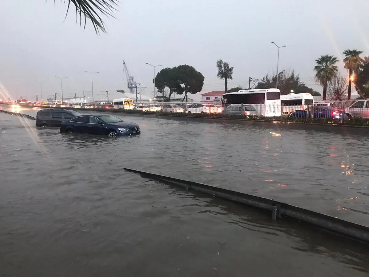 Uzmanlar, İzmir'in sel felaketini yorumladı: 'Yanlış yapılaşmadan dolayı su toprakla buluşmuyor'