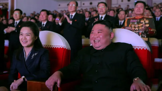 Kuzey Kore lideri Kim'in eşi Ri, bir yıl sonra ilk kez görüntülendi
