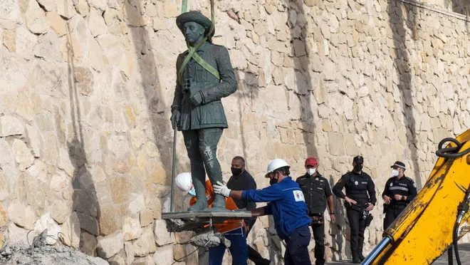 İspanya'da, faşist lider Franco'nun son heykeli de kaldırıldı