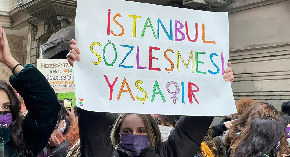 Kadınlar 8 Mart Feminist Gece Yürüyüşü için Taksim'de