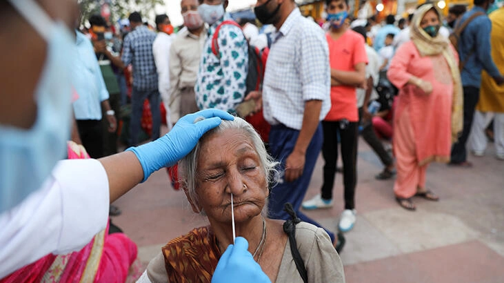 Hindistan'da koronavirüs salgınında günlük vaka sayısı 200 bini aştı