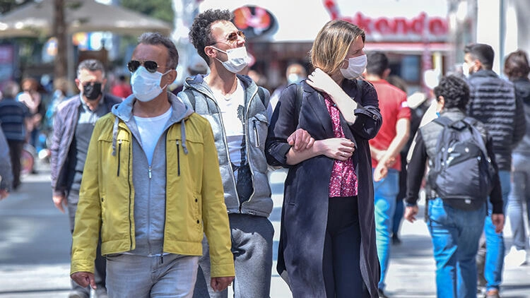Koronavirüs vaka sayıları artan Antalya'da kurallar unutuldu