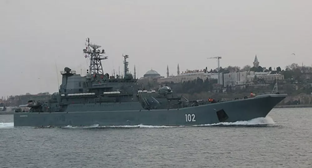 İki Rus savaş gemisi İstanbul Boğazı'ndan geçti