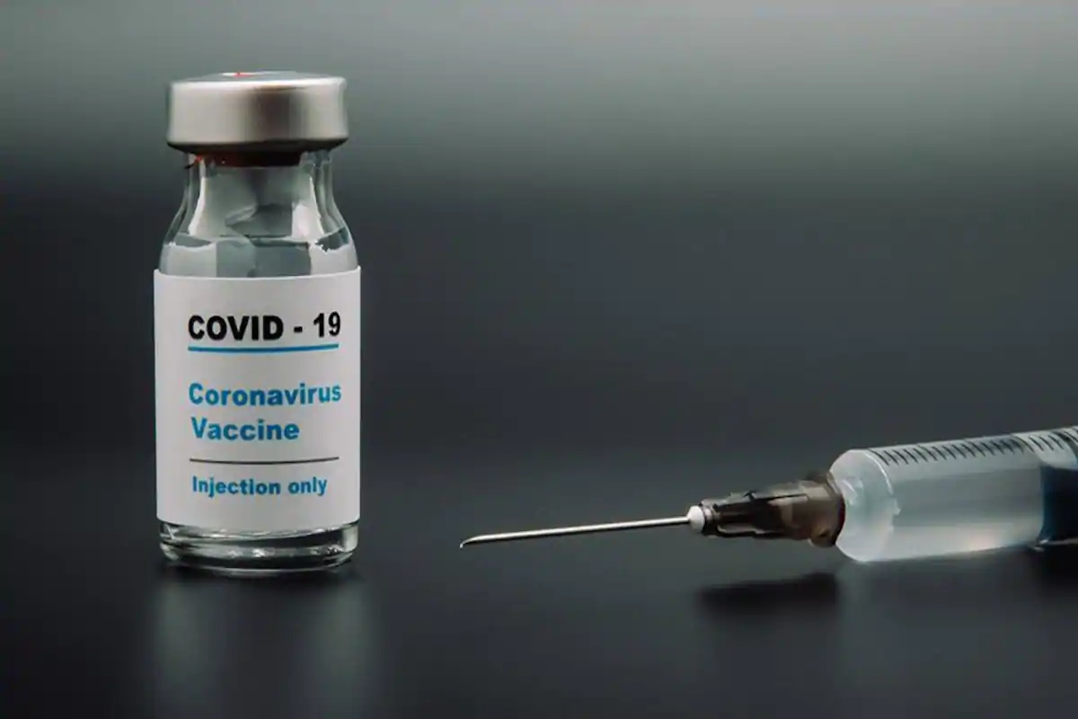 Dünyada ikinci doz koronavirüs aşısını ilk olan insan hayatını kaybetti!