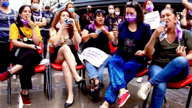 Kadınlardan Erdoğan’ın korumasına 'bacak bacak üstüne atma' protestosu