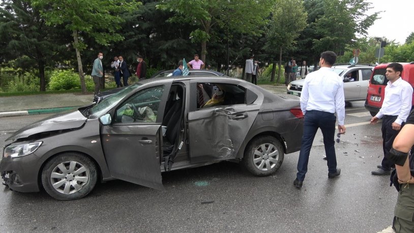Davutoğlu'nun konvoyunda kaza! 2 yaralı