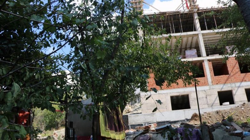 AKP'li belediye vatandaşların evini yıktı, başkanın köylüsü 'site' yaptı
