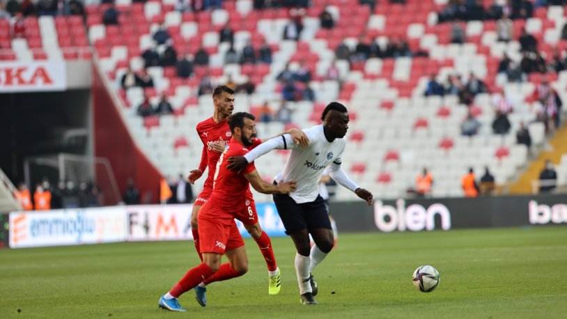 2 kırmızı kart, 1 penaltı: Sivas'ta olaylı maç