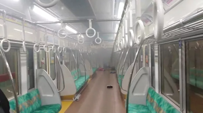 Japonya'da trene binen bir kişi, vagonu ateşe verdi
