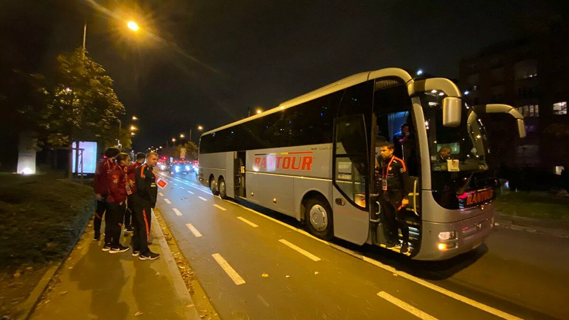 Ümit Milli Takımı'nı taşıyan otobüs arıza verince maçın başlama saati ertelendi