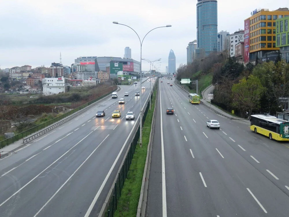 Yılın ilk günü İstanbul'da yollar boş kaldı