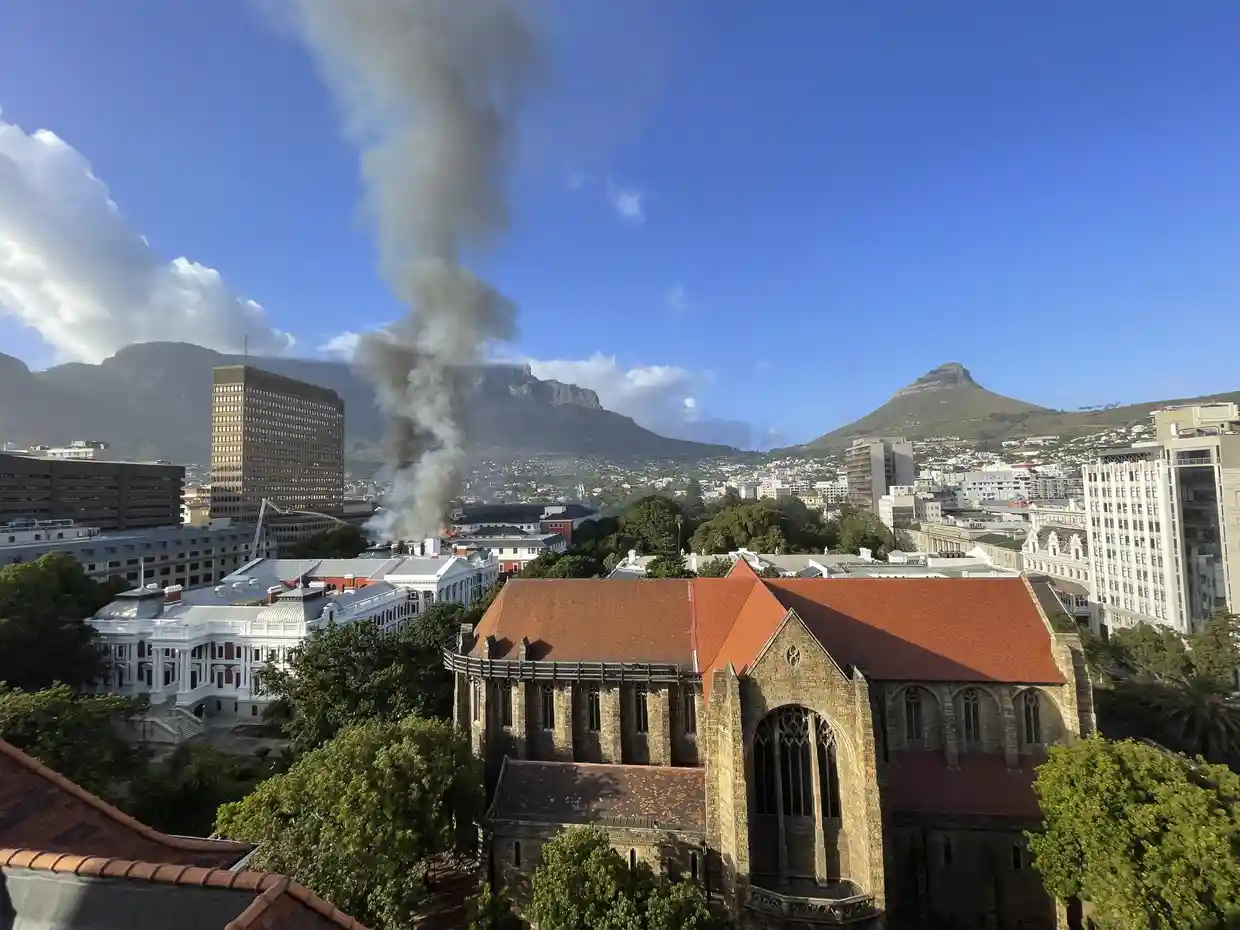Güney Afrika'da parlamento binasında büyük yangın