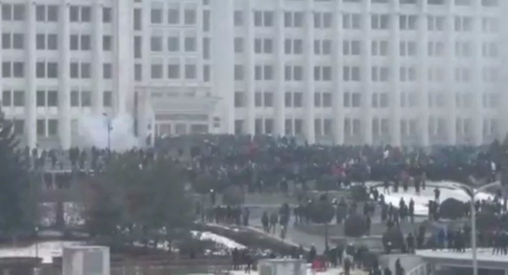 Kazakistan'da hükümetin istifası zam protestolarını bitirmedi: Göstericiler belediye binasını bastı