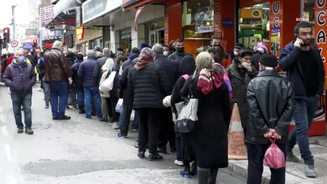 Askıda ekmek kuyruğu: 'Onlarca insan her gün sabah 8’den akşam 7 buçuğa kadar ekmek alabilmek için bekliyor'