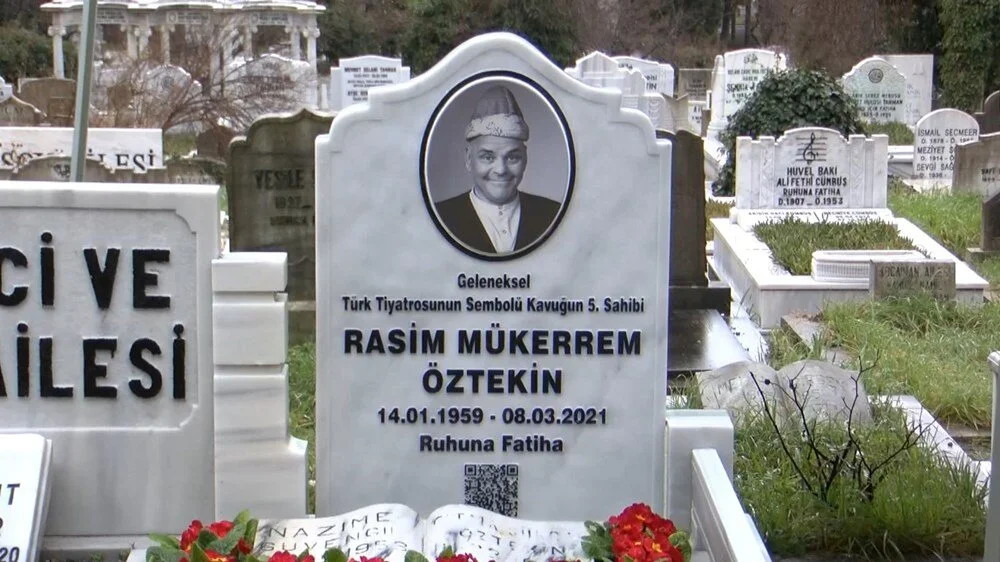 Usta oyuncu Rasim Öztekin mezarı başında anıldı