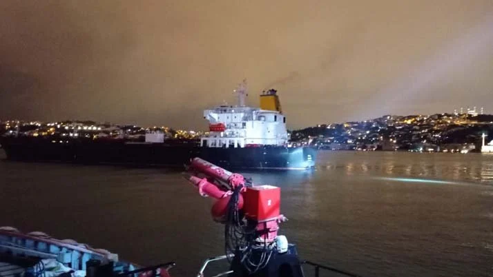 İstanbul Boğazı’nda dümeni kitlenen 183 metrelik tanker sürüklendi!