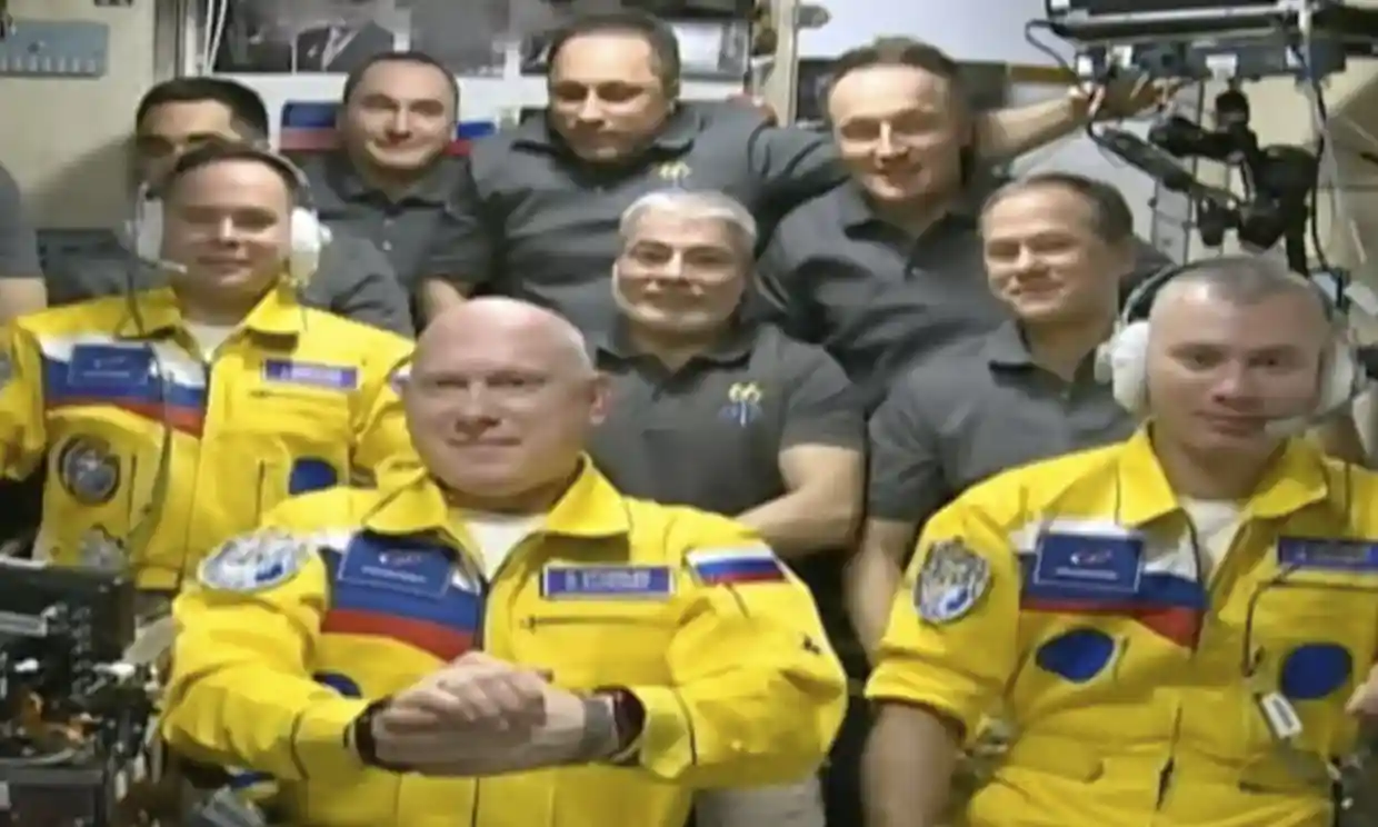 Uzaya çıkan Rus kozmonotlar kıyafet değiştirdi, Ukrayna bayrağı renkleriyle poz verdi