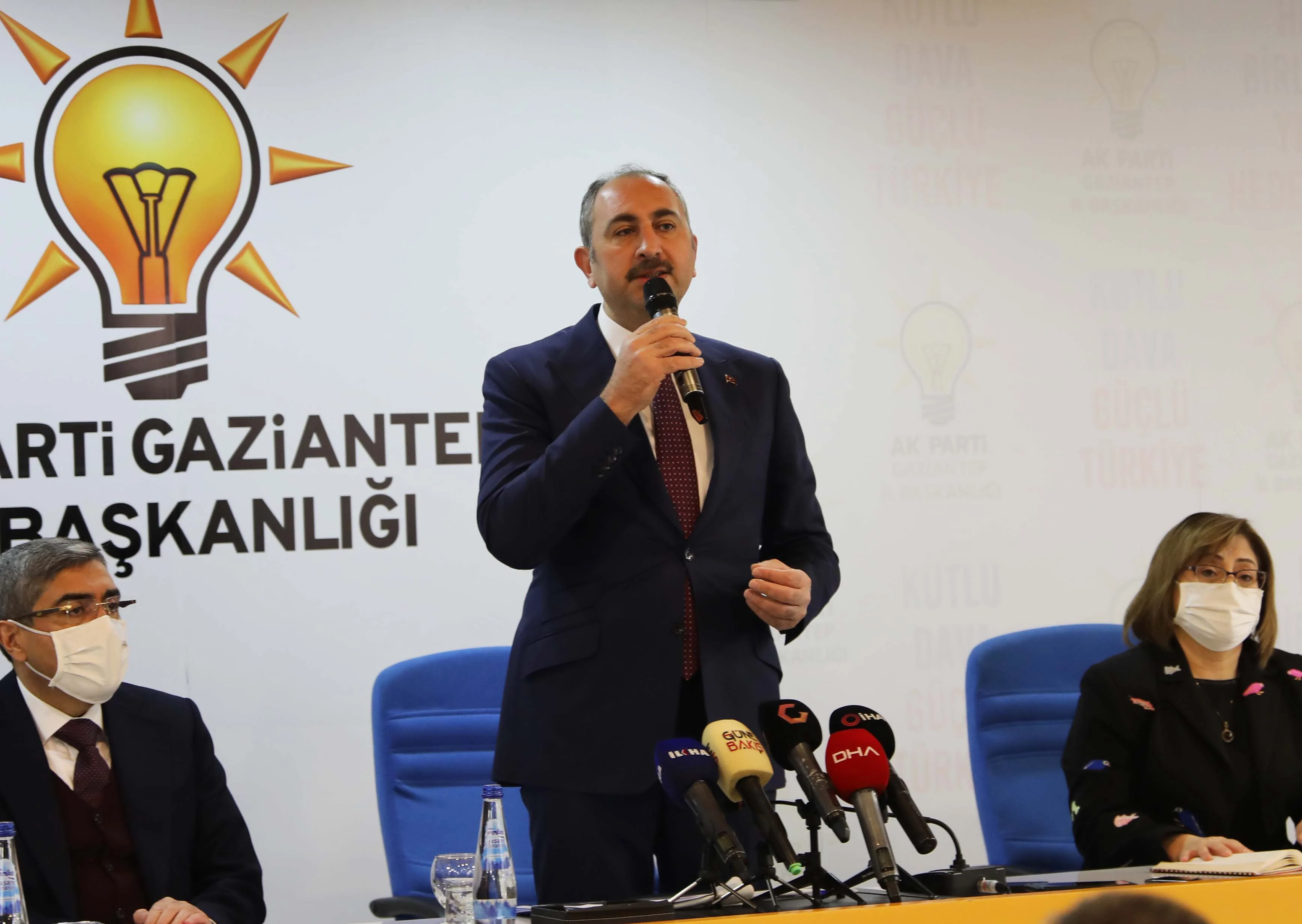 Abdulhamit Gül'den dikkat çeken açıklamalar: Sorunları halının altına süpürmeye hakkımız yok