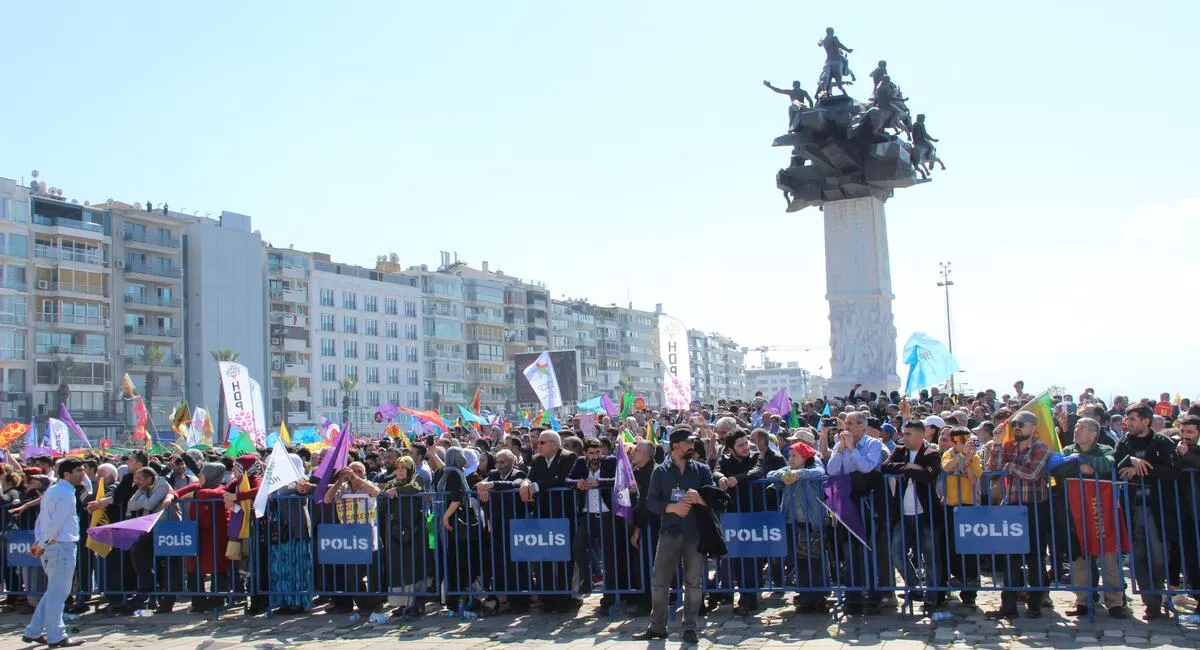 İzmir'de Newroz kutlamasında gözaltına alınanlardan 50 kişi serbest bırakıldı