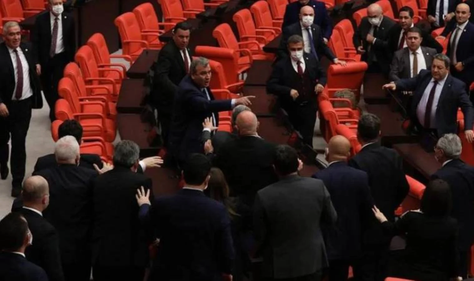 Seçim kanunu görüşmelerinde gerginlik çıktı, MHP'li vekil konuşurken sadece 3 AKP'li dinledi
