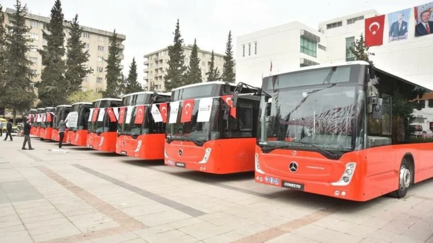 Törende başka, sosyal medyada başka açıklama: AKP'li belediye, eski otobüsleri boyayıp yeniymiş gibi hizmete soktu
