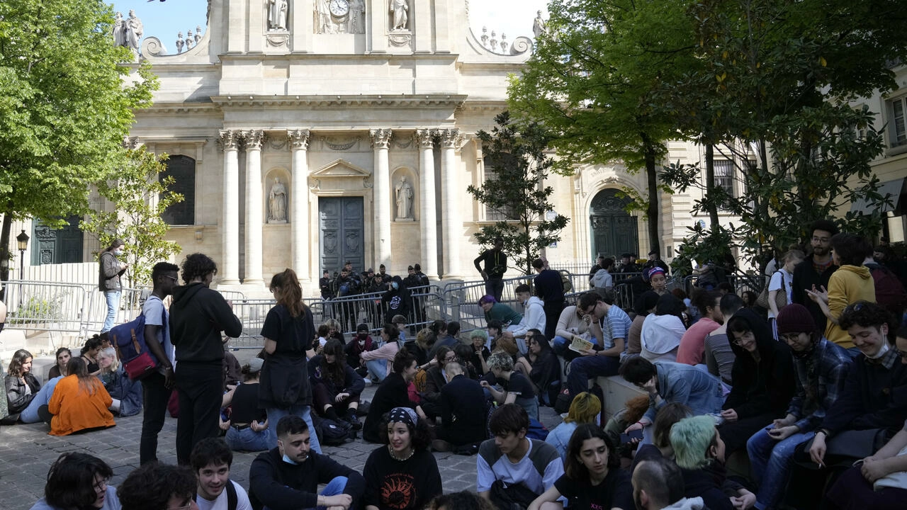 Fransa'da yüzlerce öğrenci Sorbonne'u işgal etti: Ne Macron ne Le Pen