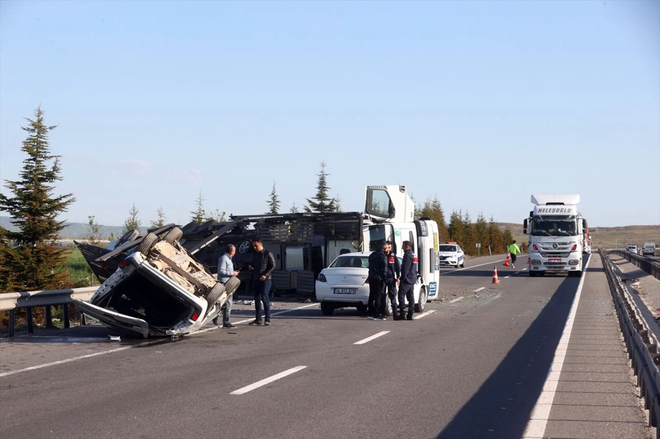 Otomobil yüklü TIR devrildi, araçlar yola savruldu