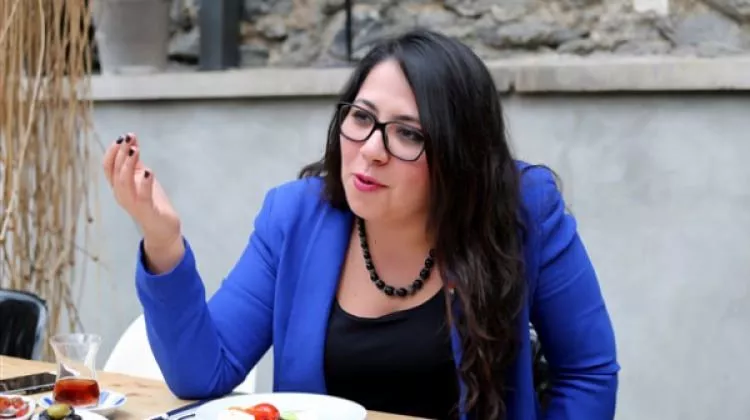 Sera Kadıgil'den Bakan Ersoy'a yanıt: Kravatlı mollalar düzeninde yaşıyoruz