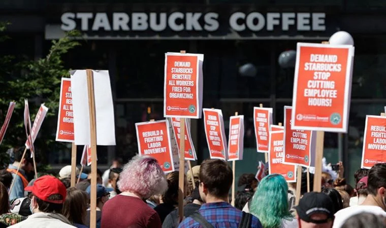 Starbucks işçileri isyanda: Baristalar tuvalet de temizliyor, kahve de hazırlıyor