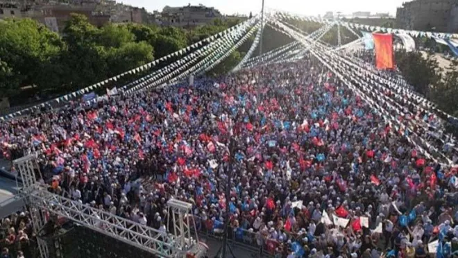 AKP ilçe başkanlığı, tanıtım için DEVA'nın miting fotoğrafını kullandı