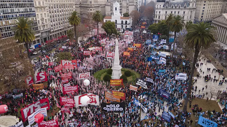 Arjantin'de halk meydanlarda: Yüksek enflasyon, artan yoksulluğu protesto edenler Cumhurbaşkanlığı Sarayı'na yürüdü