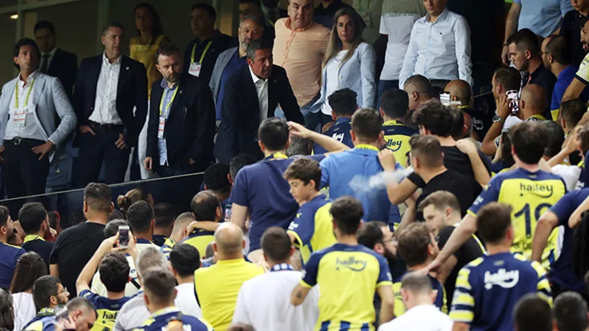 Fenerbahçe Başkanı Ali Koç, taraftarlarla tartıştı
