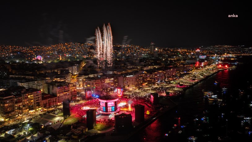 İzmir'in Kurtuluşu'nun 100. yıl dönümü kutlamalarına on binlerce kişi katıldı