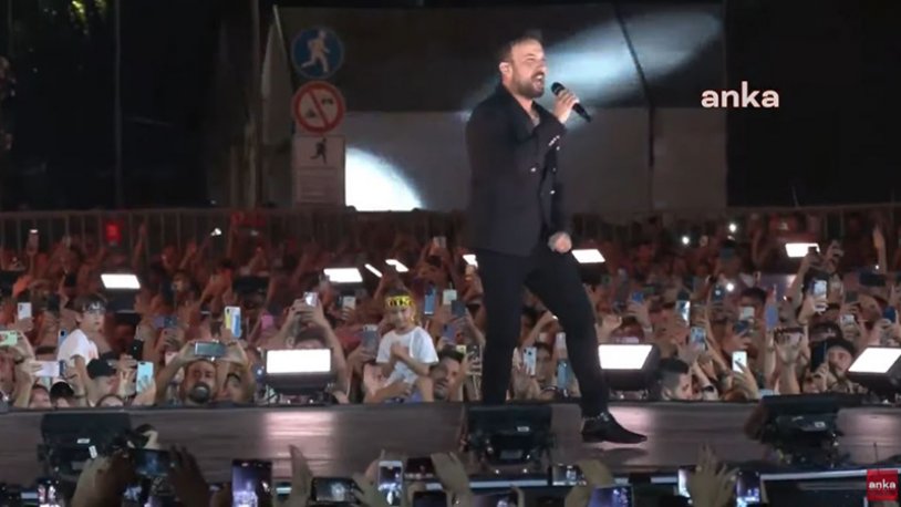 İzmir'de Tarkan konseri: Sahneye 'Yolla' şarkısı ile çıktı