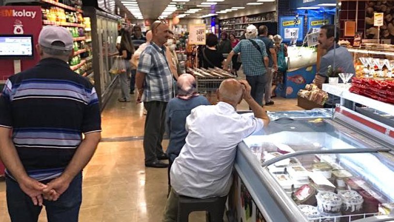 Vatandaşlar 19.90 TL'den palamut satacağını açıklayan market zincirine akın etti