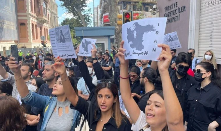 Kadınlar Mahsa Amini için İran Konsolosluğu'nun önünde toplandı